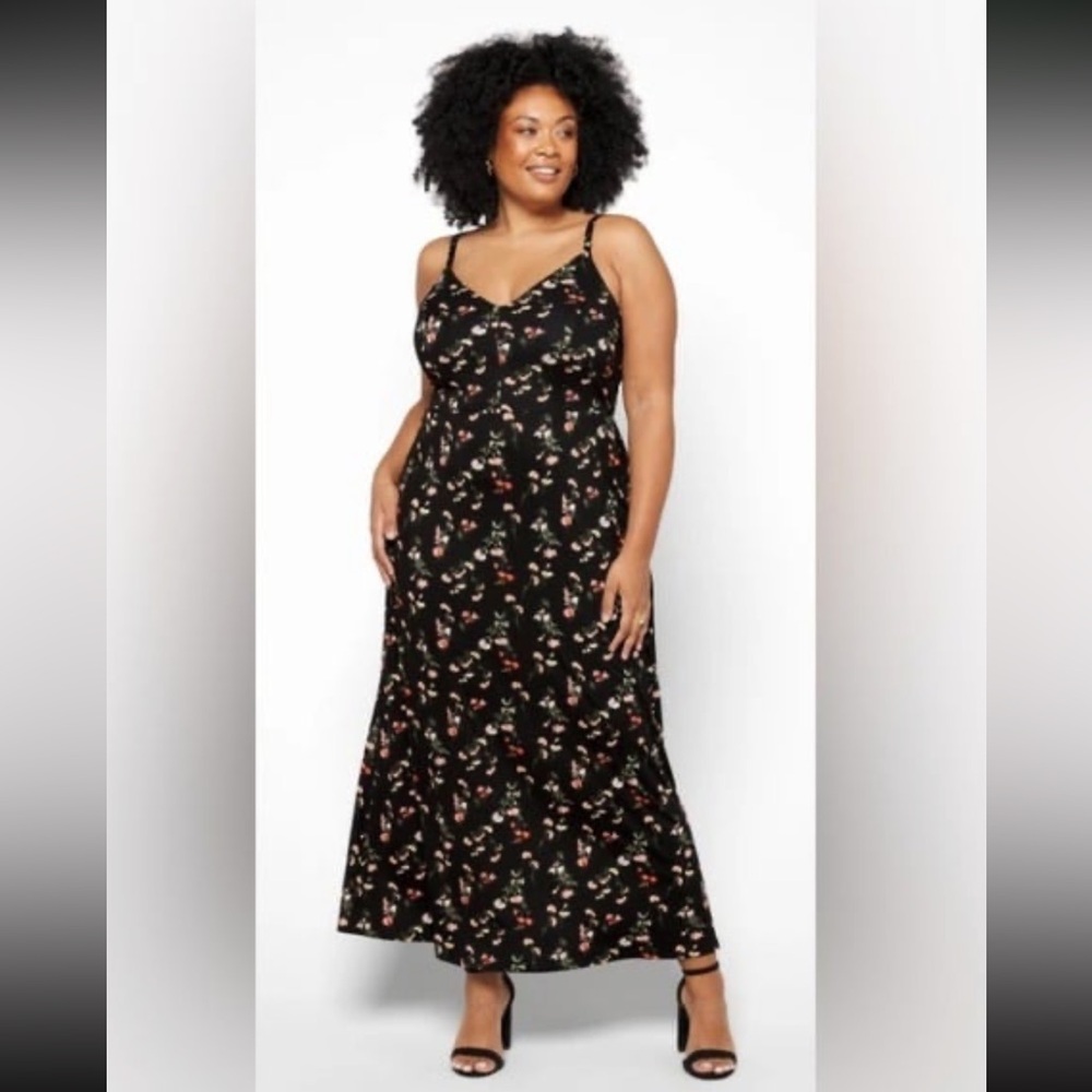 NINE BRITTON  New Floral print maxi dress Size Medium 🌸🌹🪻 A